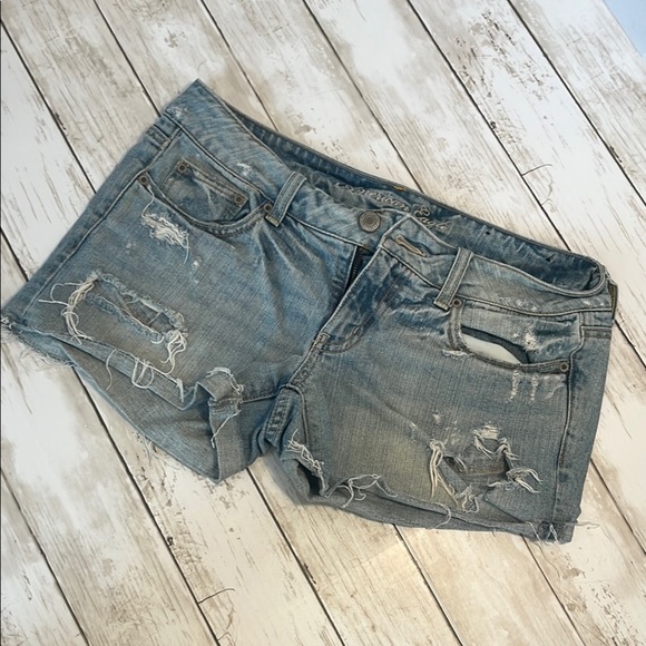 American Eagle 🦅 Outfitters Distressed Denim Women Shorts Size 8 - Picture 1 of 10